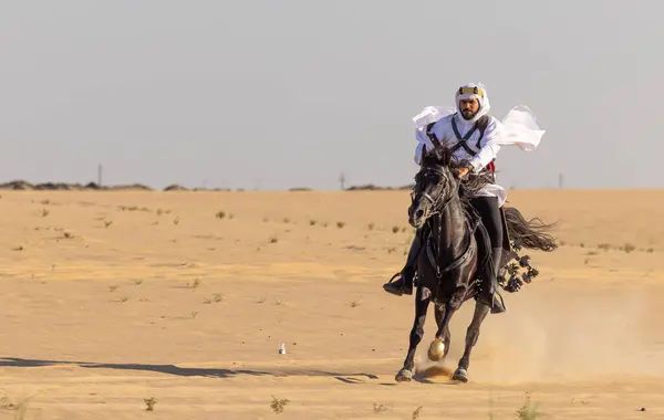 Saoedi Arabische Man Rijdt Zijn Zwarte Hengst Een Woestijn — Stockfoto
