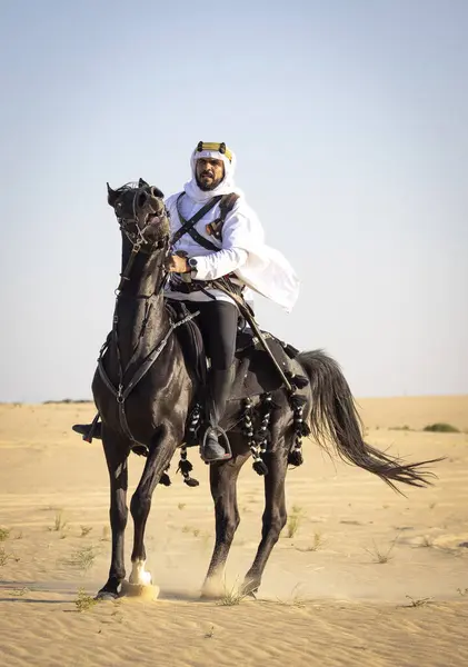 Arabia Saudita Uomo Cavalcando Sul Suo Stallone Nero Deserto — Foto Stock