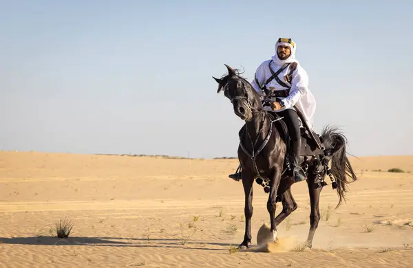 Saudi Araber Reitet Auf Seinem Schwarzen Hengst Der Wüste — Stockfoto