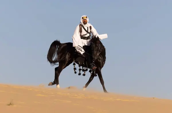 Саудовский Араб Едет Своем Черном Жеребце Пустыне — стоковое фото