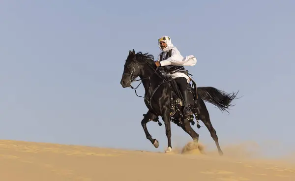 Hombre Árabe Saudí Cabalgando Sobre Semental Negro Desierto —  Fotos de Stock