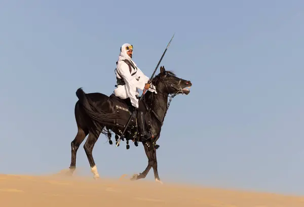 Saúdskoarabský Muž Jedoucí Svém Černém Hřebci Poušti — Stock fotografie