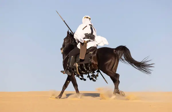Саудовский Араб Едет Своем Черном Жеребце Пустыне — стоковое фото