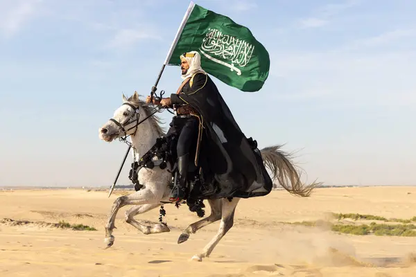Hombre Árabe Saudí Cabalgando Sobre Semental Negro Desierto — Foto de Stock