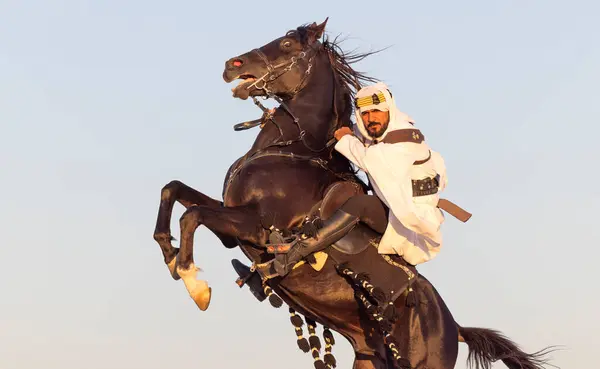 Portrét Saúdského Muže Černým Hřebcem — Stock fotografie