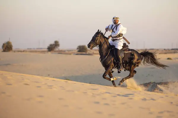 Saúdský Muž Svým Černým Hřebečkem Koni Plnou Rychlostí Pouštní Krajině — Stock fotografie