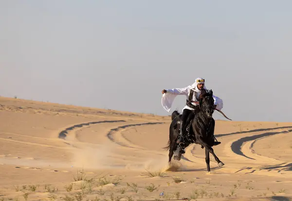 Саудовский Мужчина Традиционной Одежде Десете Верхом Черной Лошади — стоковое фото