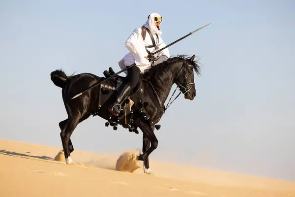 穿着传统服装骑着黑马的沙特人 — 图库照片