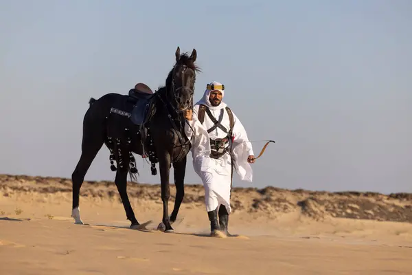 Saúdský Muž Tradičním Oblečení Desítce Černém Koni — Stock fotografie