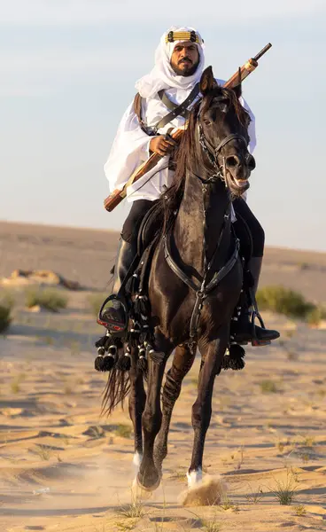 Saúdský Muž Poušti Jezdící Černém Hřebci Střílející Lovecké Pušky — Stock fotografie
