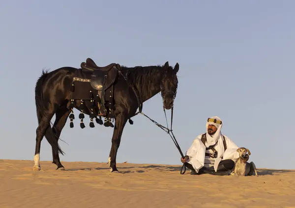 Man Traditionele Saoedi Arabische Kleding Een Woestijn Met Een Zwarte — Stockfoto