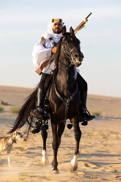 Hombre Saudí Desierto Montando Semental Negro Disparando Rifle Caza Fotos De Stock Sin Royalties Gratis