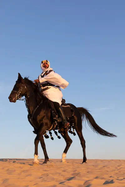 Hombre Con Ropa Tradicional Arabia Saudita Desierto Con Semental Negro — Foto de Stock
