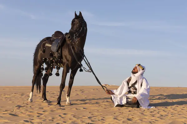Homem Roupas Tradicionais Arábia Saudita Deserto Com Garanhão Preto — Fotografia de Stock