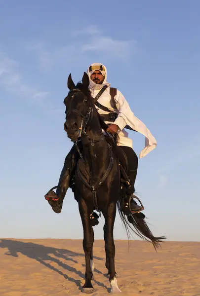 Man Traditional Saudi Arabian Clothing Desert Black Stallion — Stock Photo, Image