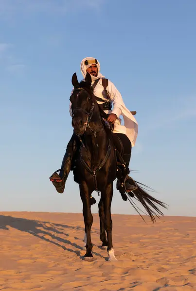Man Traditional Saudi Arabian Clothing Desert Black Stallion — Stock Photo, Image