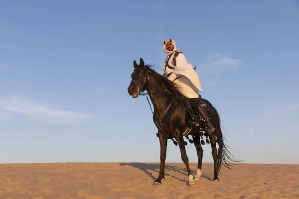 Hombre Con Ropa Tradicional Arabia Saudita Desierto Con Semental Negro —  Fotos de Stock