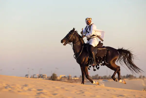 Человек Традиционной Саудовской Одежде Пустыне Черным Жеребцом — стоковое фото