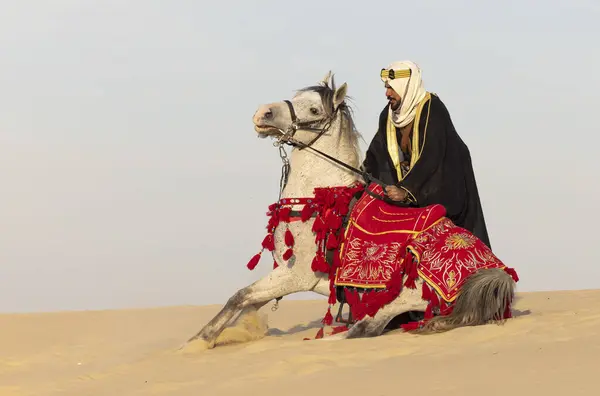 Саудовский Мужчина Традиционной Одежде Своим Белым Жеребцом — стоковое фото