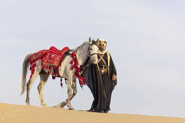 Саудовский Мужчина Традиционной Одежде Своим Белым Жеребцом — стоковое фото