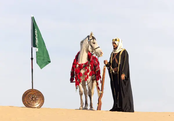 Saudi Man Traditional Clothing His White Stallion — Stock Photo, Image