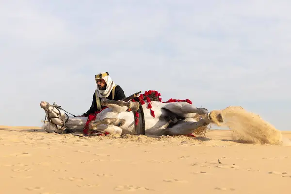 サウジアラビアの男性は 彼の白いスタイオンの伝統的な服を着ています — ストック写真