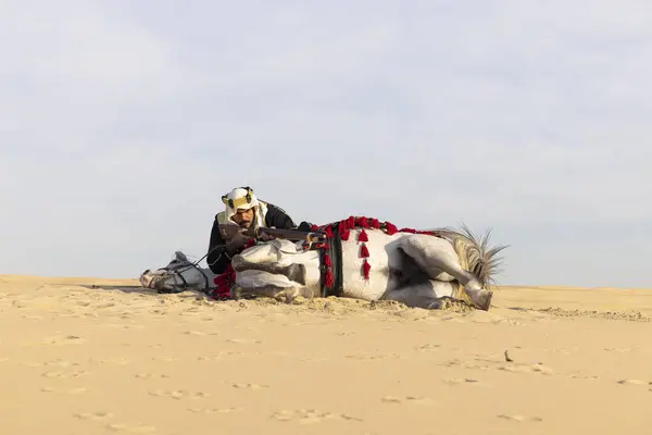 Saudi Man Traditional Clothing His White Stallion Aiming Hunting Rifle — Stock Photo, Image
