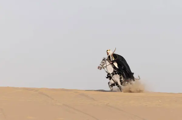 Hombre Saudí Vestido Con Semental Blanco — Foto de Stock