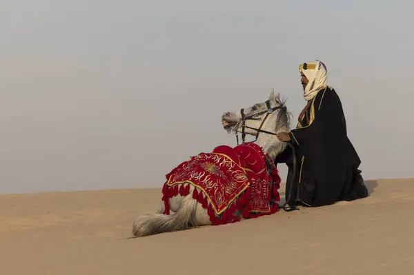 Hombre Saudí Vestido Con Semental Blanco Fotos De Stock Sin Royalties Gratis