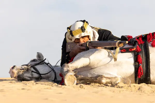 Hombre Saudí Vestido Con Semental Blanco Apuntando Rifle Caza Desde Fotos De Stock