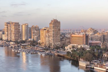 Kahire, Mısır, 20 Mar 2024: Nil nehrinin yüksek bir noktasından Kahire şehri manzarası