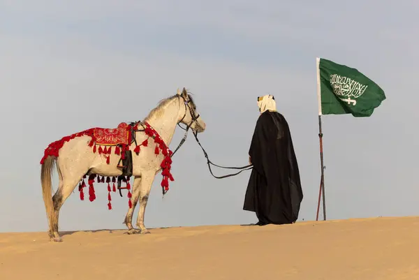 Saúdský Muž Tradičním Oblečení Svým Bílým Hřebcem — Stock fotografie