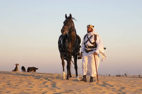 Mann Traditioneller Saudiarabischer Kleidung Einer Wüste Mit Einem Schwarzen Hengst Stockbild