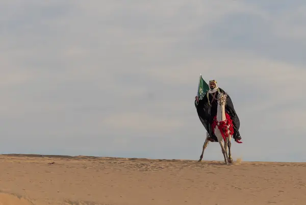 Saudischer Mann Traditioneller Kleidung Mit Seinem Weißen Hengst lizenzfreie Stockfotos