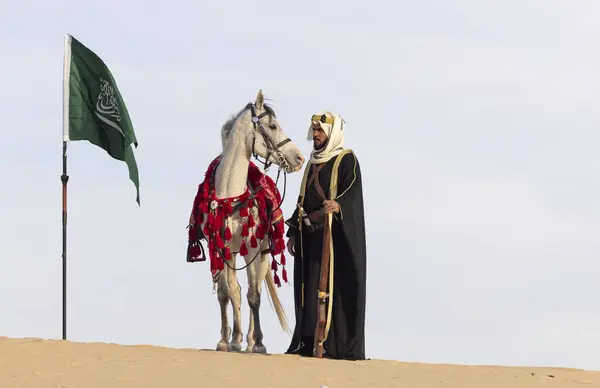 Saudita Roupas Tradicionais Com Seu Garanhão Branco Imagens Royalty-Free
