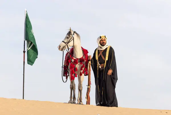 Saudita Roupas Tradicionais Com Seu Garanhão Branco Fotografia De Stock