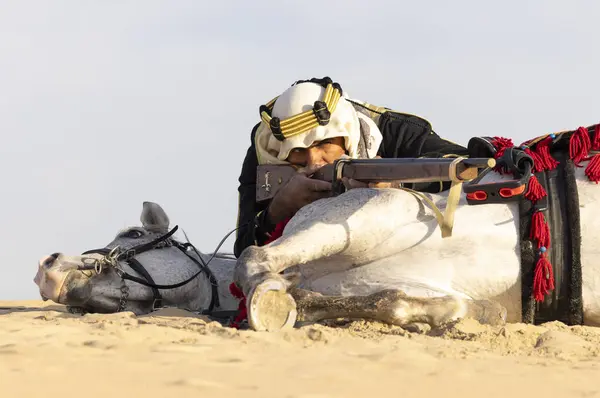 Homem Saudita Roupas Tradicionais Com Seu Garanhão Branco Apontando Rifle Imagem De Stock
