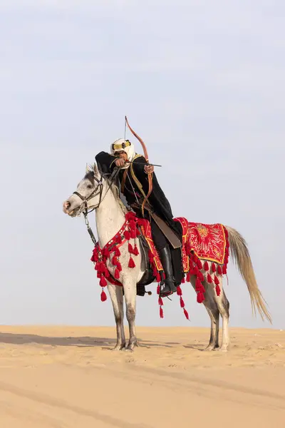 Саудовский Мужчина Традиционной Одежде Своим Белым Жеребцом Стоковая Картинка