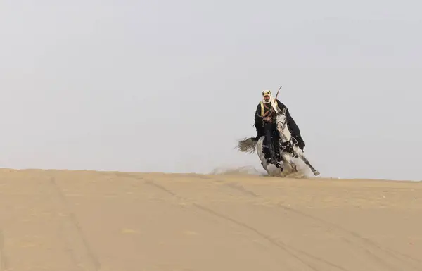 Saudischer Mann Traditioneller Kleidung Mit Seinem Weißen Hengst Stockfoto