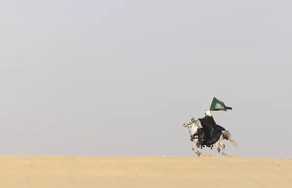 Saudyjczyk Tradycyjnej Odzieży Białym Ogierem Zdjęcia Stockowe bez tantiem