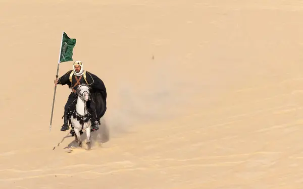 Saudischer Mann Traditioneller Kleidung Mit Seinem Weißen Hengst Stockbild