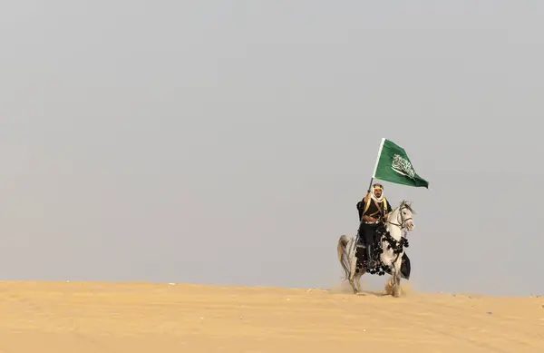 Саудовский Мужчина Традиционной Одежде Своим Белым Жеребцом Стоковое Фото