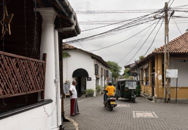 Fort Galle, Sri Lanka, 16 Aralık 2023: Sri Lanka 'daki tarihi Galle Kalesi' nin sokak manzaraları