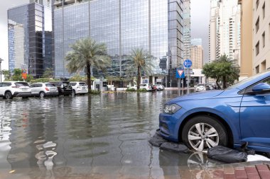 Dubai, Birleşik Arap Emirlikleri, 16 Nisan 2024: Dubai 'de yoğun sağanak yağış sonrası popüler yerleşim alanlarının sokakları sular altında kaldı