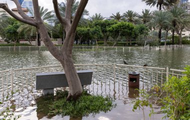 Dubai, Birleşik Arap Emirlikleri, 16 Nisan 2024: Dubai 'de yoğun sağanak yağış sonrası popüler yerleşim alanlarının sokakları sular altında kaldı