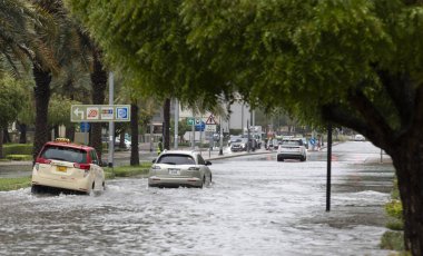 Dubai, Birleşik Arap Emirlikleri, 16 Nisan 2024: Dubai 'de yoğun sağanak yağış sonrası popüler yerleşim alanlarının sokakları sular altında kaldı