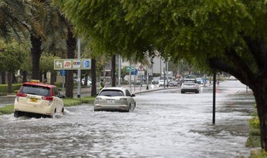 Dubai, Birleşik Arap Emirlikleri, 16 Nisan 2024: Dubai 'de yoğun sağanak yağış sonrası popüler yerleşim alanlarının sokakları sular altında kaldı