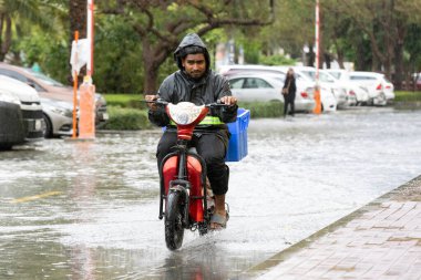 Dubai, Birleşik Arap Emirlikleri, 16 Nisan 2024: Dubai 'de yoğun sağanak yağış sonrası popüler yerleşim alanlarının sokakları sular altında kaldı