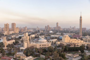Kahire, Mısır, 20 Mar 2024: Nil nehrinin yüksek bir noktasından Kahire şehri manzarası