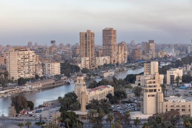 Kahire, Mısır, 20 Mar 2024: Nil nehrinin yüksek bir noktasından Kahire şehri manzarası